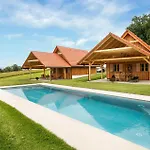 Vakantiehuis In Mit Pool *
