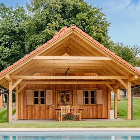 بيت للعطل In Mit Pool