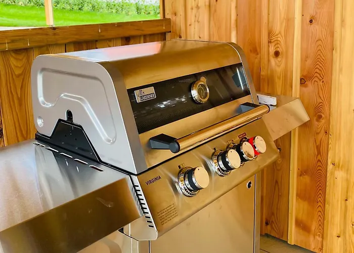 In Mit Pool بيت للعطل