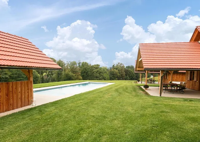 In Mit Pool بيت للعطل *