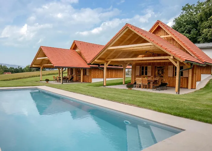 In Mit Pool بيت للعطل ستاينز