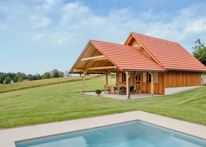 In Mit Pool بيت للعطل