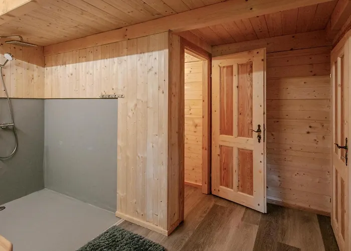 In Mit Pool بيت للعطل ستاينز